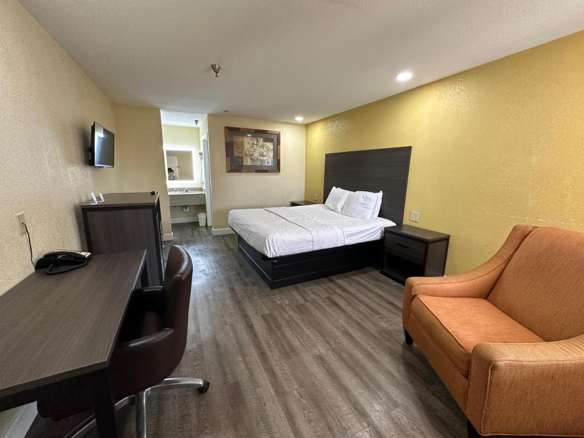 Rodeway Inn & Suites Hwy 290 Nw Houston Exterior photo